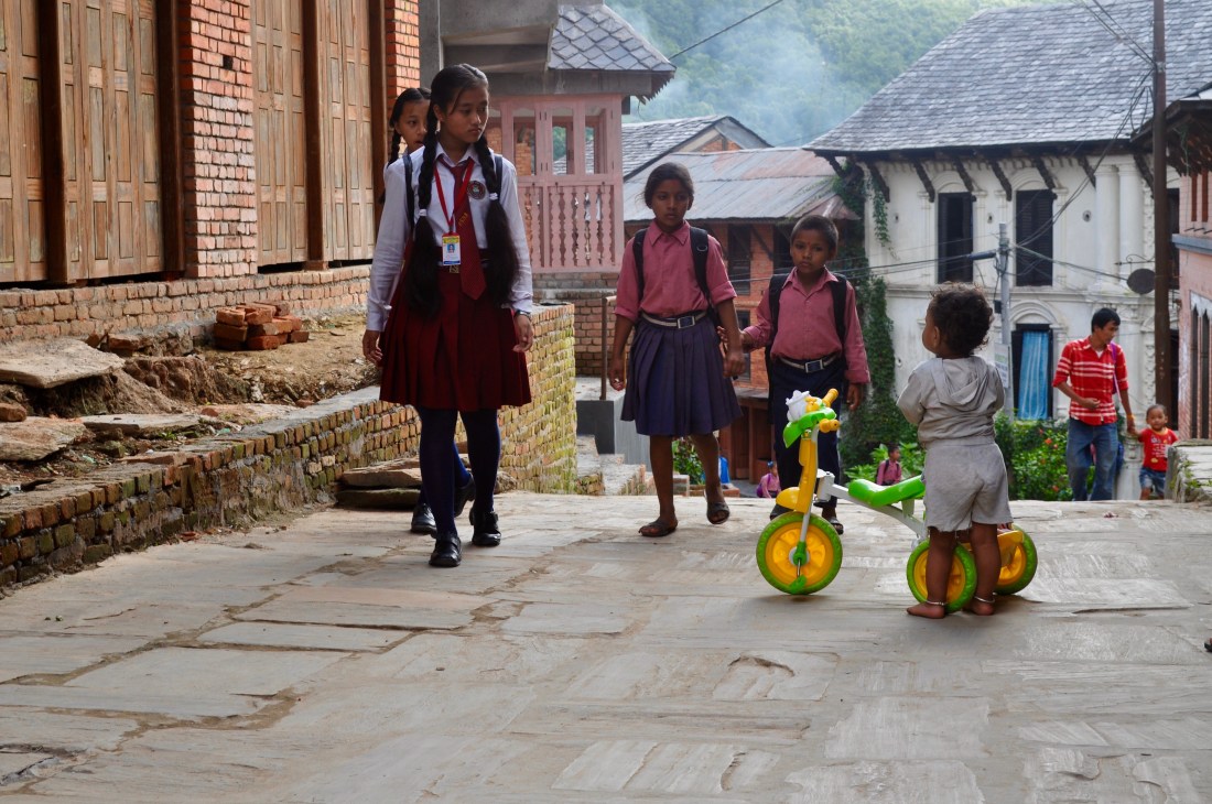 nepal-sept-2016-bandipur-schoolchildren-1